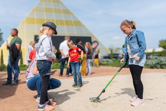 Tag der offenen Tür 2022 bei OKM und Crazy Detectors: Kinder testen Detektoren auf den Testfeldern neben der goldenen Pyramide