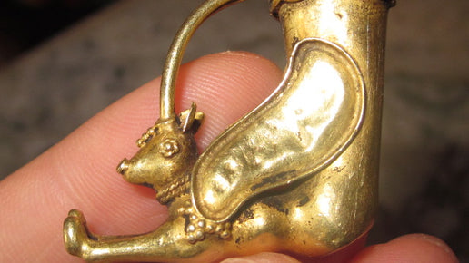 Rhyton de oro en miniatura del Imperio Persa detectado en Irán