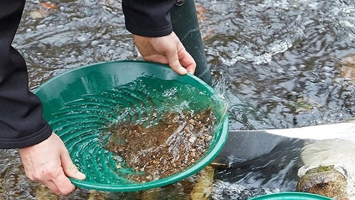 Goldwaschen, eine traditionelle Methode der Goldgewinnung